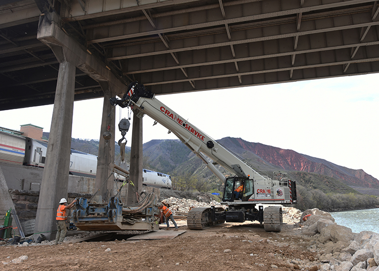 Link-Belt TCC-1100 — köprü altı uygulama